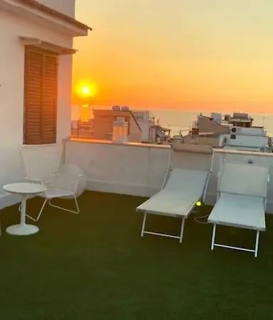 Attico Con Vista Mozzafiato A Due Passi Dal Mare Apartment